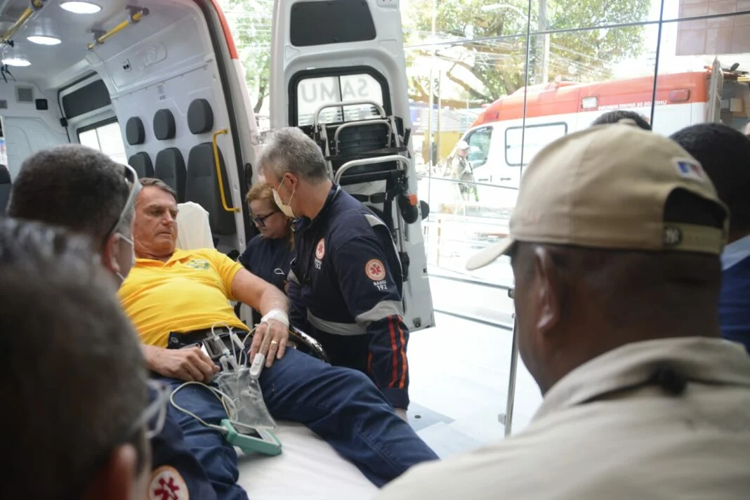Bolsonaro é internado após sentir dores abdominais