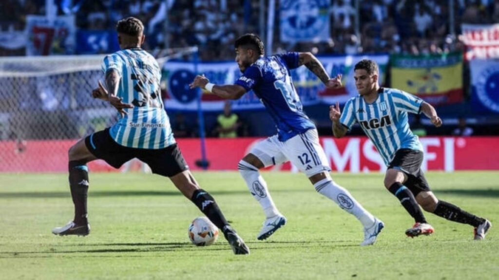 Cruzeiro luta até o fim, mas perde para o Racing e amarga vice da Sul-Americana