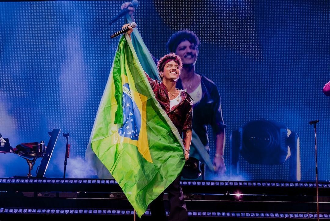Bruno Mars se apresenta em Curitiba nesta quinta-feira (31)