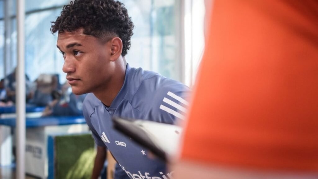 Cruzeiro renova com Kaique Kenji, promessa da base celeste