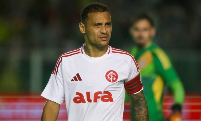 Alan Patrick perde três pênaltis contra o mesmo goleiro; assista Alan Patrick perde três pênaltis contra o mesmo goleiro; assista