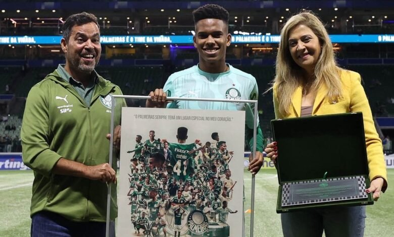 Palmeiras homenageia Estêvão em despedida do jovem no Allianz Palmeiras homenageia Estêvão em despedida do jovem no Allianz
