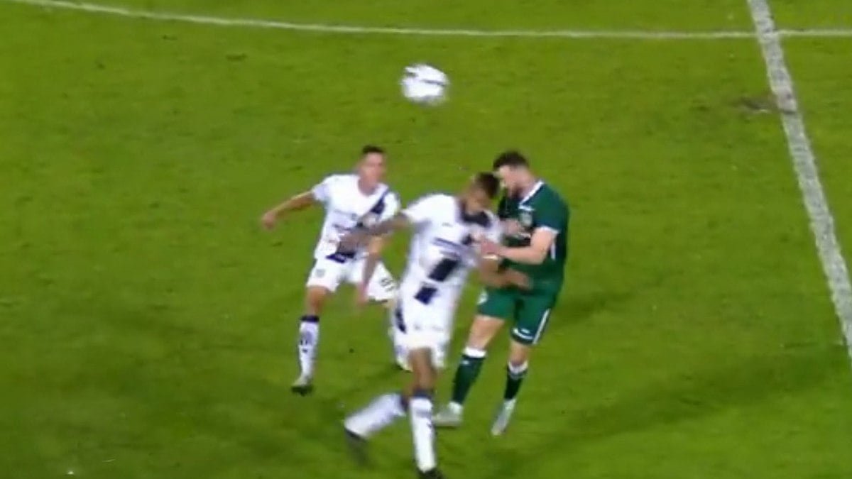 Lateral do Goiás deixa jogo de ambulância após pancada na cabeça