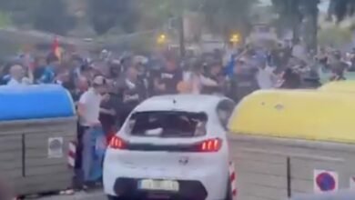 Carro atropela torcedores antes de jogo do Barcelona; assista