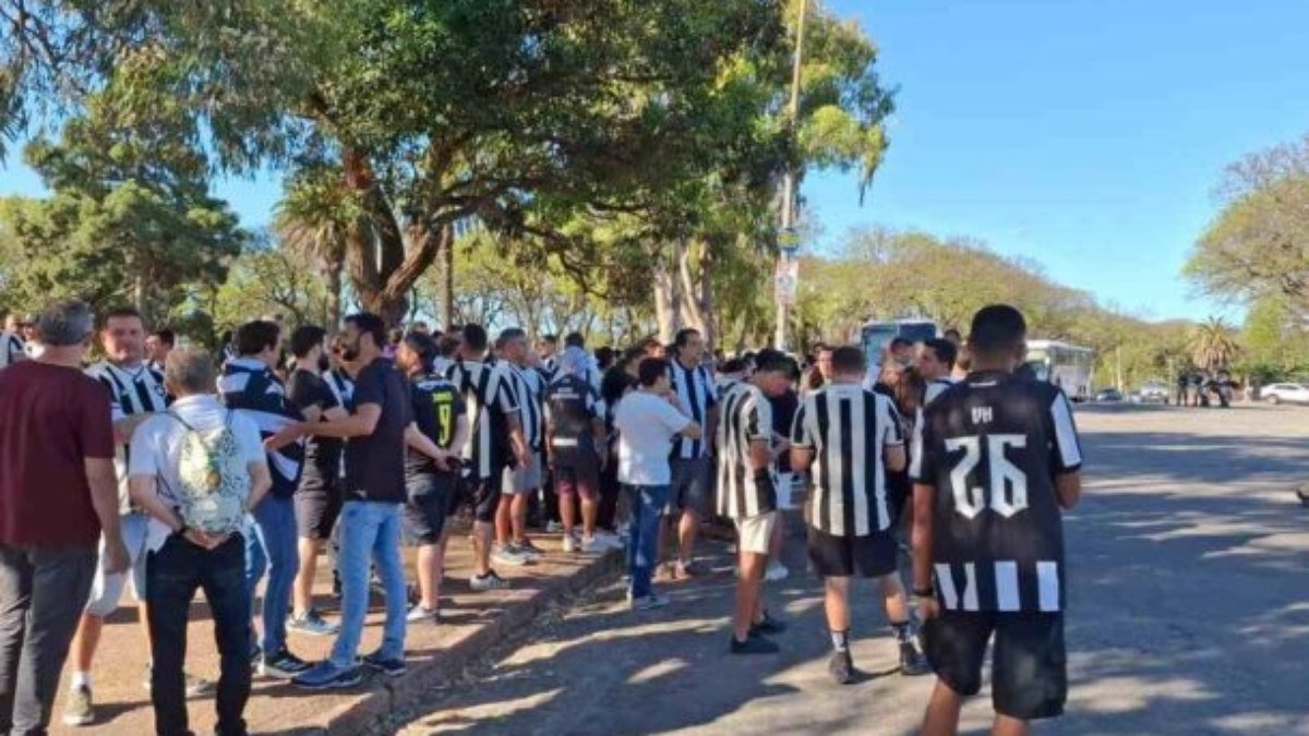 Torcida do Botafogo se prepara para ir ao Estádio Centenário
