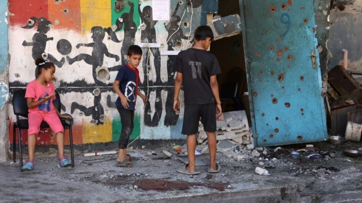 Defesa Civil de Gaza reporta pelo menos 21 mortos em bombardeio em uma escola com deslocados
