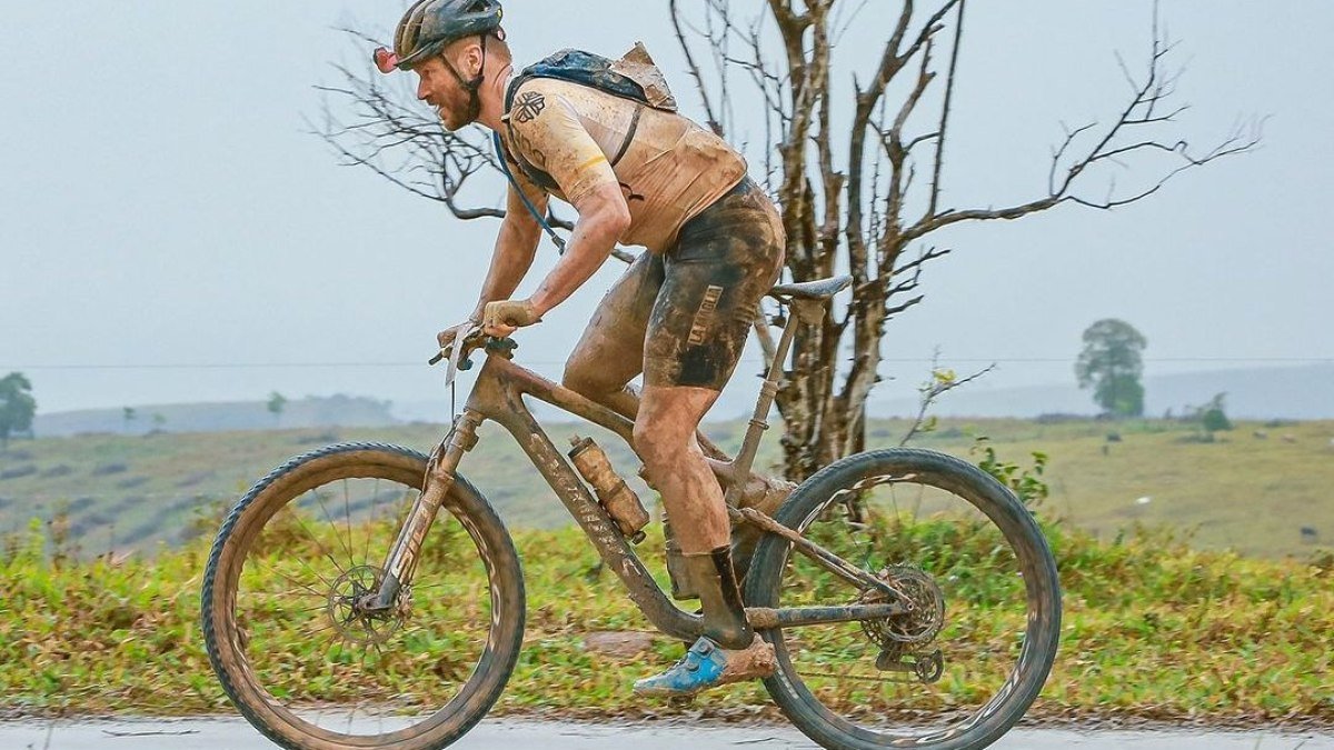 Rodrigo Hilbert mostra preparação antes de competição de bike