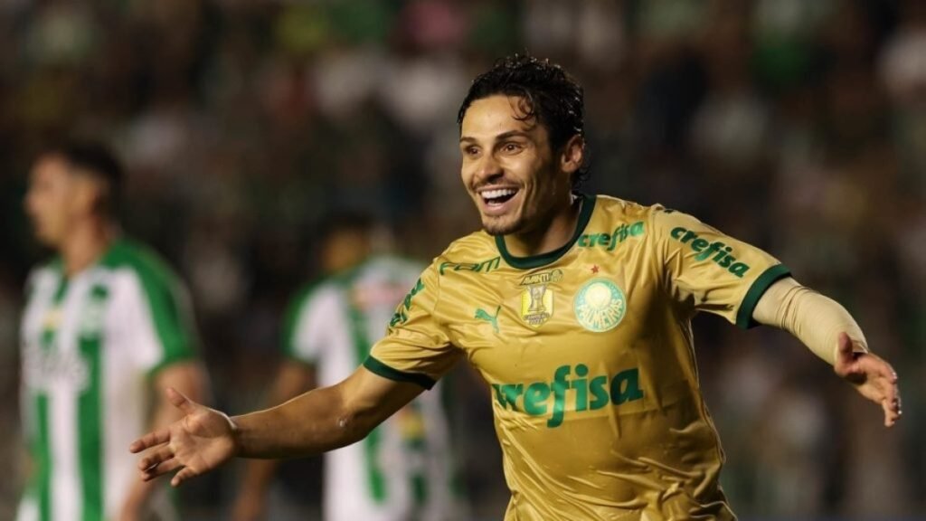 Raphael Veiga brilha em vitória do Palmeiras e se iguala a Edmundo
