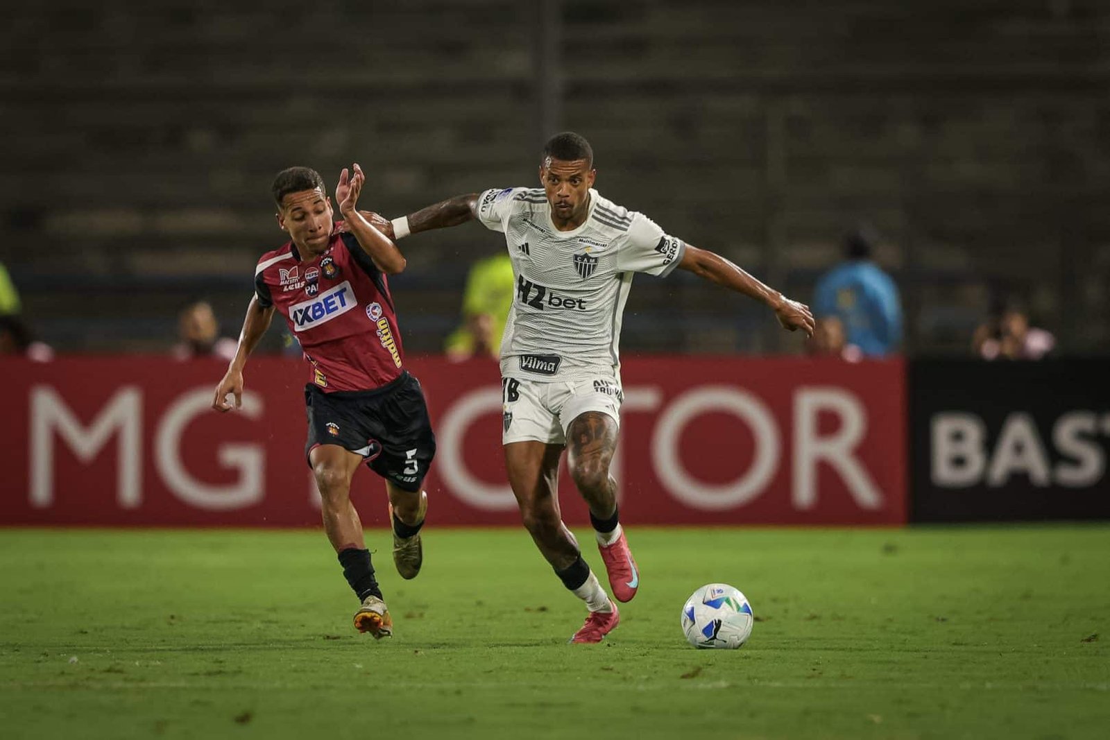 Atlético-MG mantém sina, mas leva empate amargo em seu habitat fora do Brasil