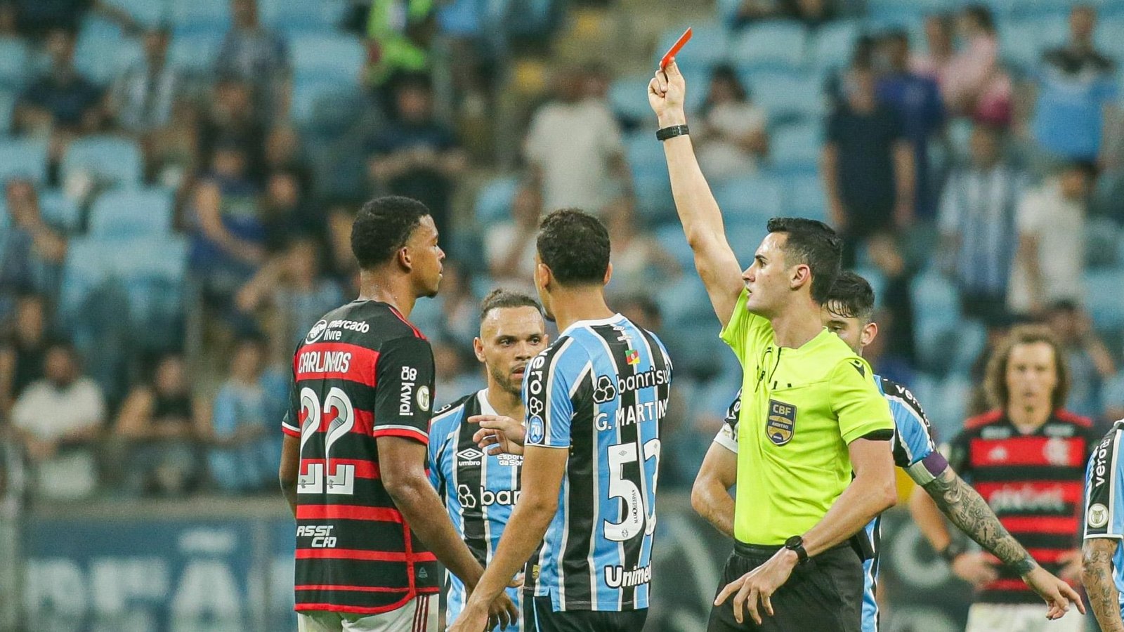 Flamengo diz que Carlinhos foi alvo de racismo na Arena do Grêmio