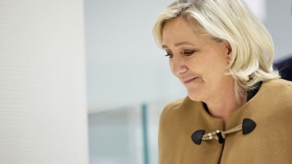 Marine Le Pen nega ‘sistema’ de desvio de fundos europeus