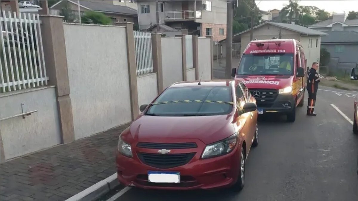 Criança morre após ser esquecida por 10 horas no carro da família