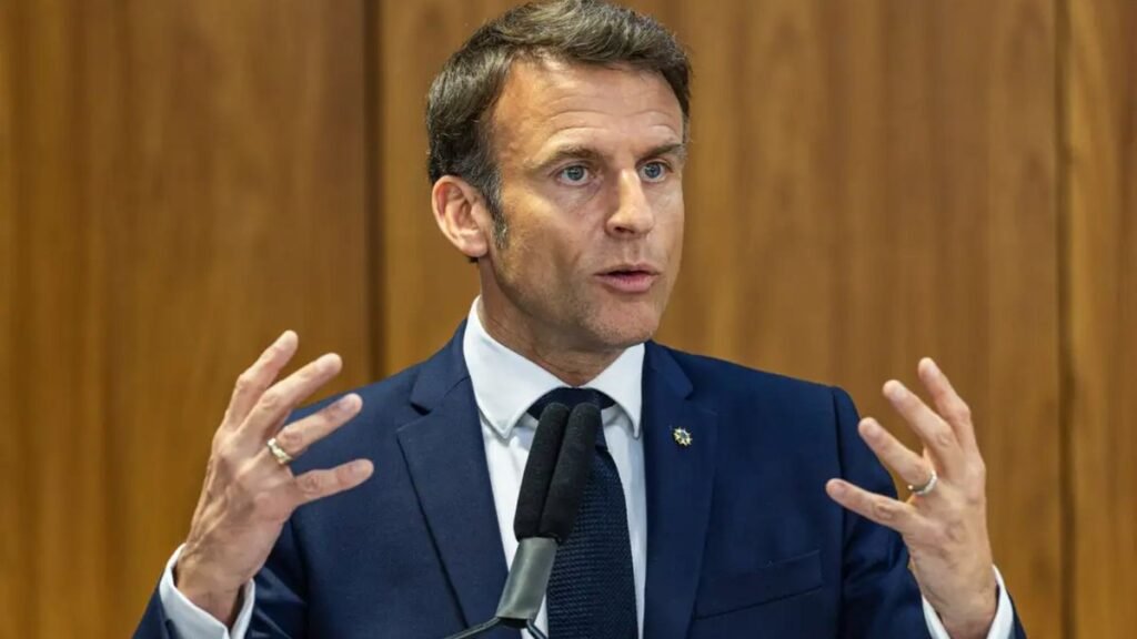 Após queda de premiê, Macron reforça que não abandonará mandato como presidente