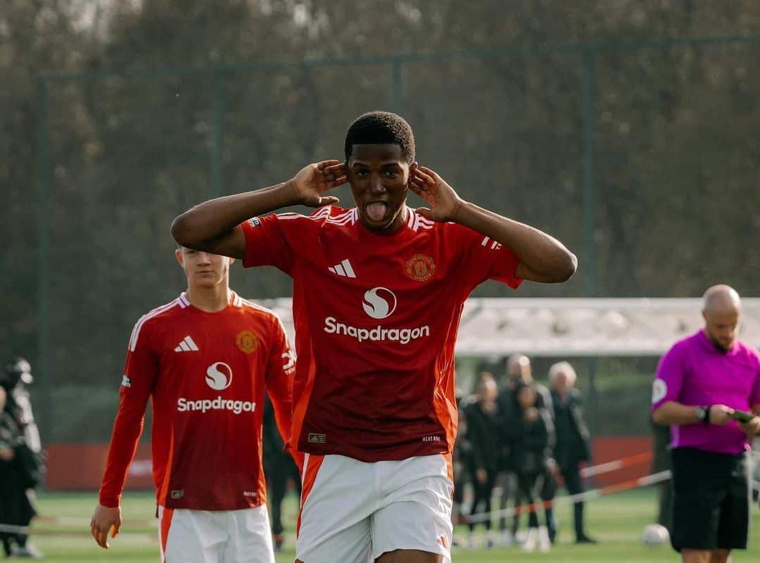 ‘Haaland’ da base do Manchester United faz 3 gols em 15 minutos em estreia