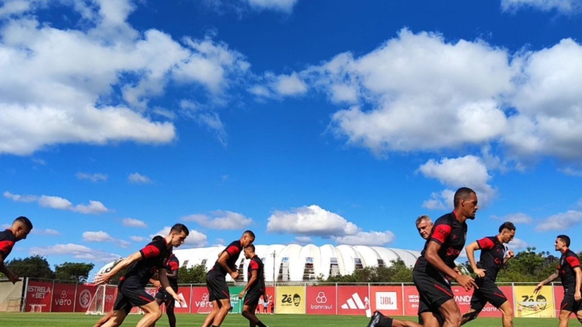 À beira do rebaixamento, Louzer planeja uma abordagem ofensiva contra o Grêmio