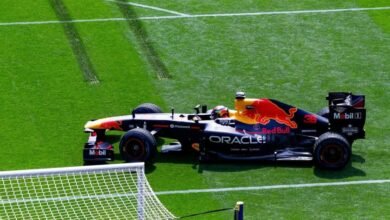 Jogadores da Premier League competem contra carro de F1; assista