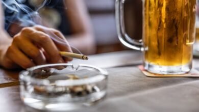 Fumar, beber e sedentarismo: danos à saúde surgem antes dos 40, diz estudo