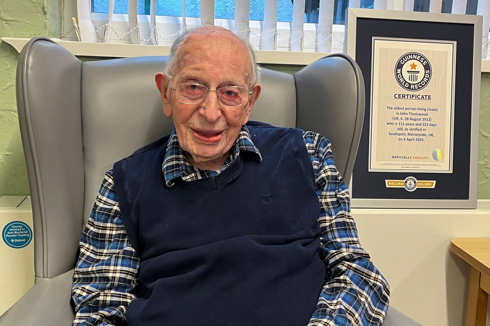 Homem mais velho do mundo celebra aniversário de 112 anos