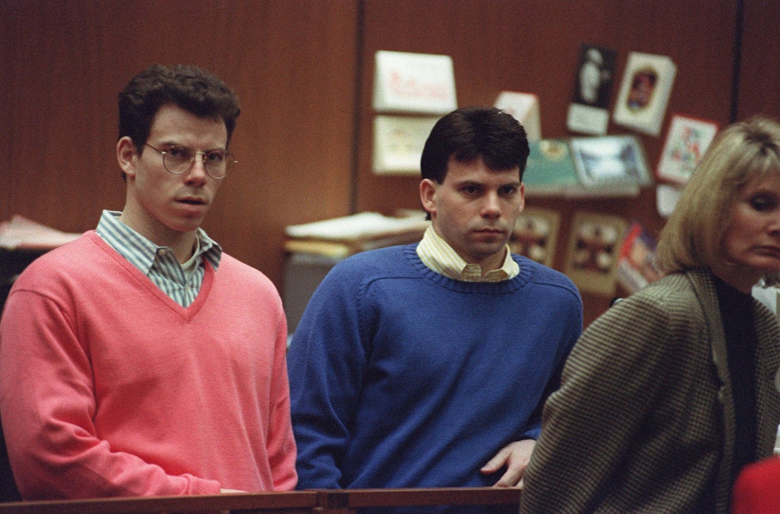 Irmãos Menendez devem comparecer ao tribunal pela primeira vez em 28 anos
