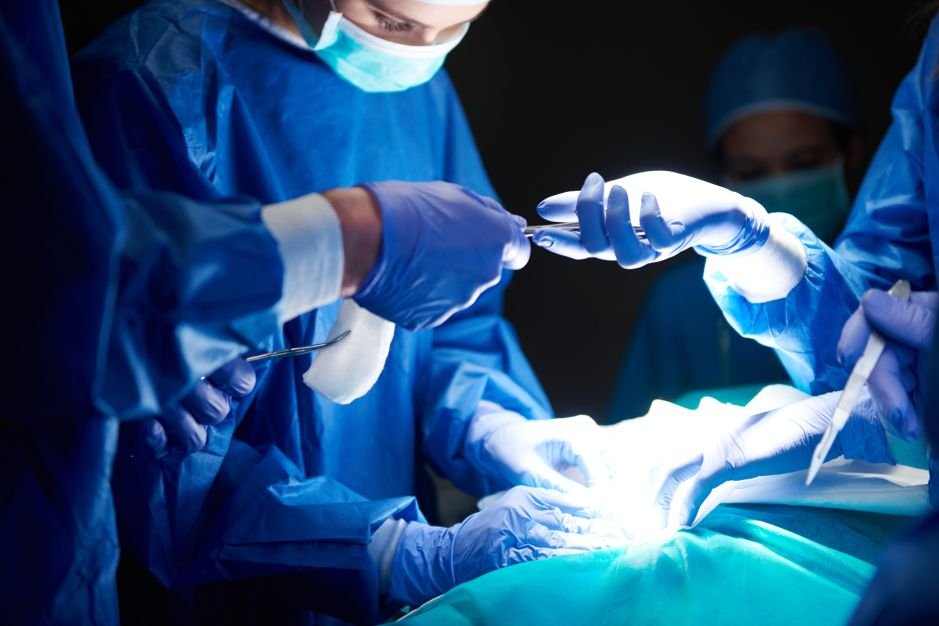 Cirurgia de coluna: implantes inteligentes ampliam eficácia; entenda