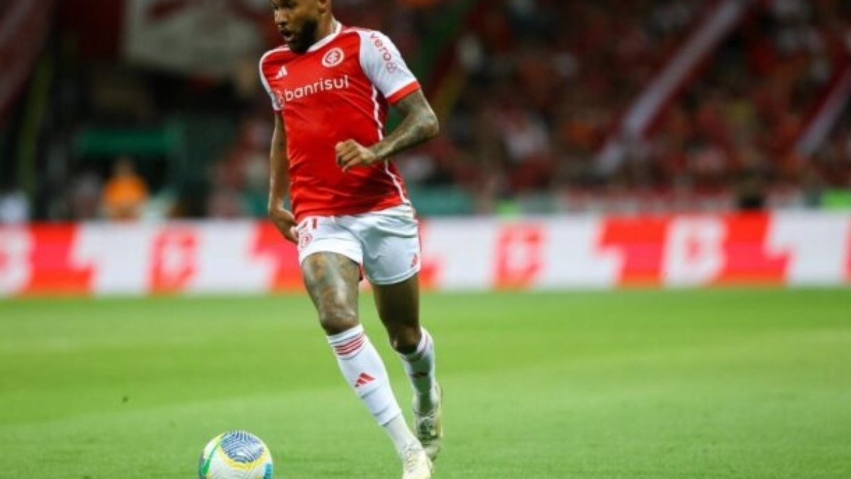Roger analisa cenários para substituir Wesley no time titular do Inter
