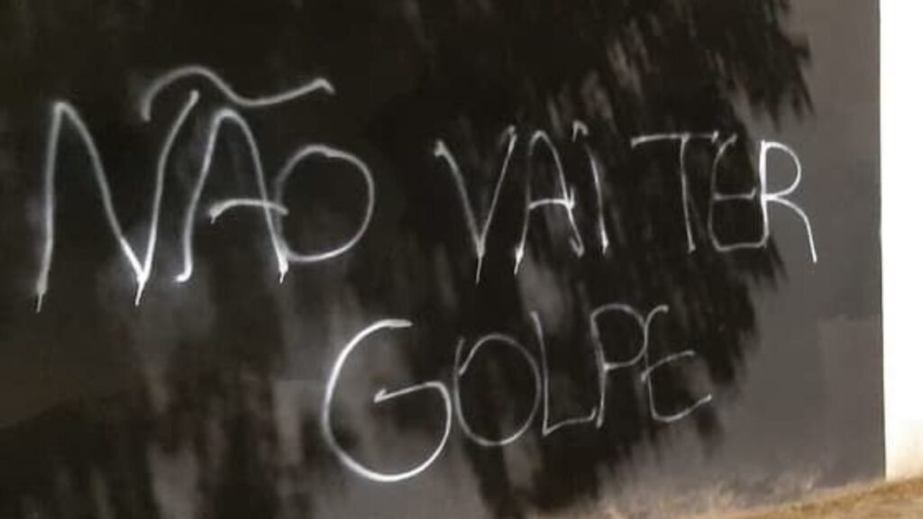 Muros do Parque São Jorge são pichados em protesto contra impeachment de Augusto Melo
