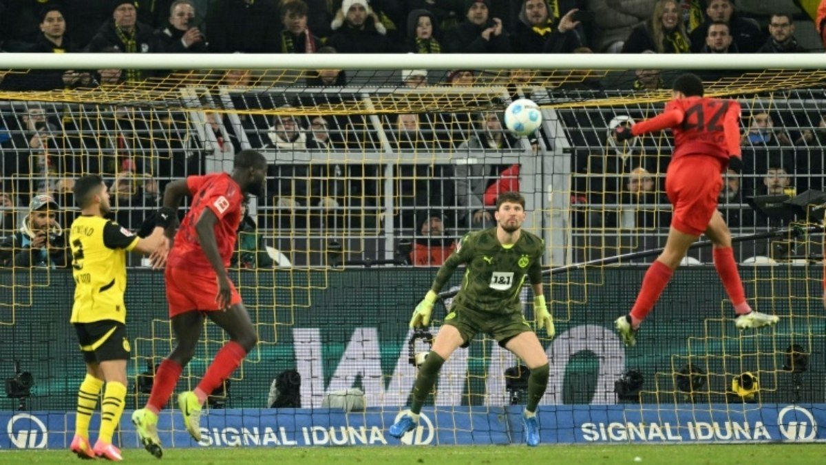 Bayern arranca empate com Dortmund e segue invicto, mas perde Kane por lesão