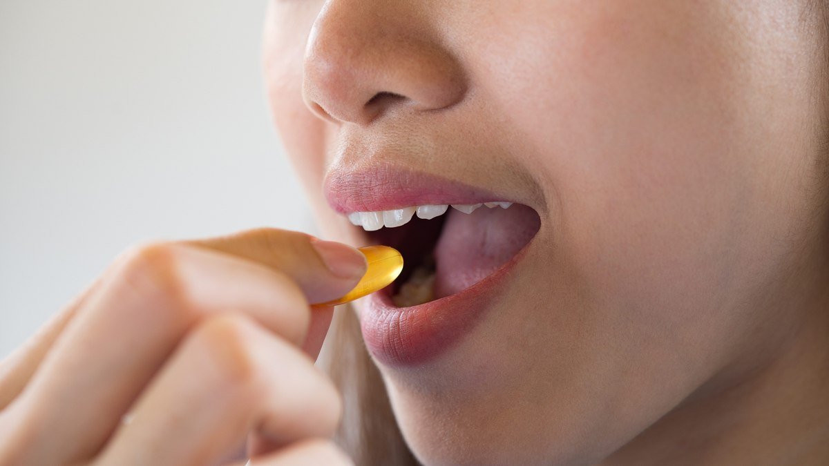 Vitamina B12 dá espinha? Veja benefícios do nutriente para a pele