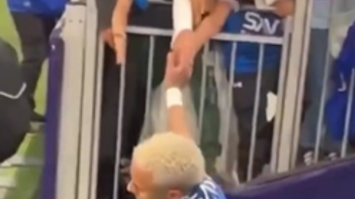 Neymar nega que teve anel furtado por torcedores