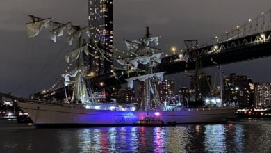 navio da Marinha mexicana bate na ponte do Brooklyn, em NY
