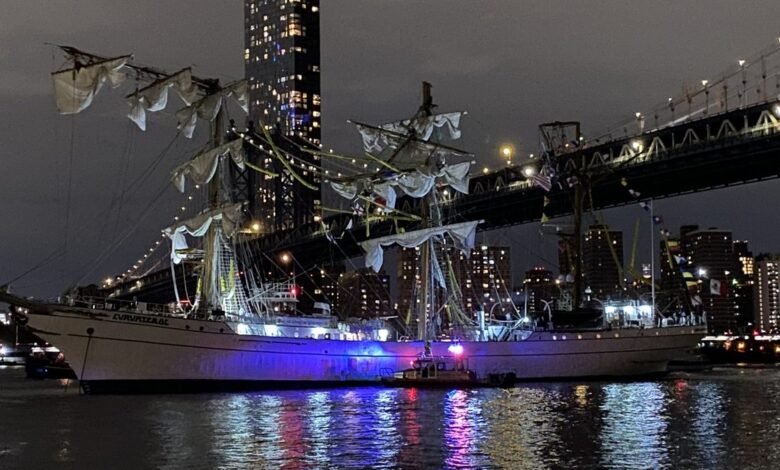 navio da Marinha mexicana bate na ponte do Brooklyn, em NY navio da Marinha mexicana bate na ponte do Brooklyn, em NY