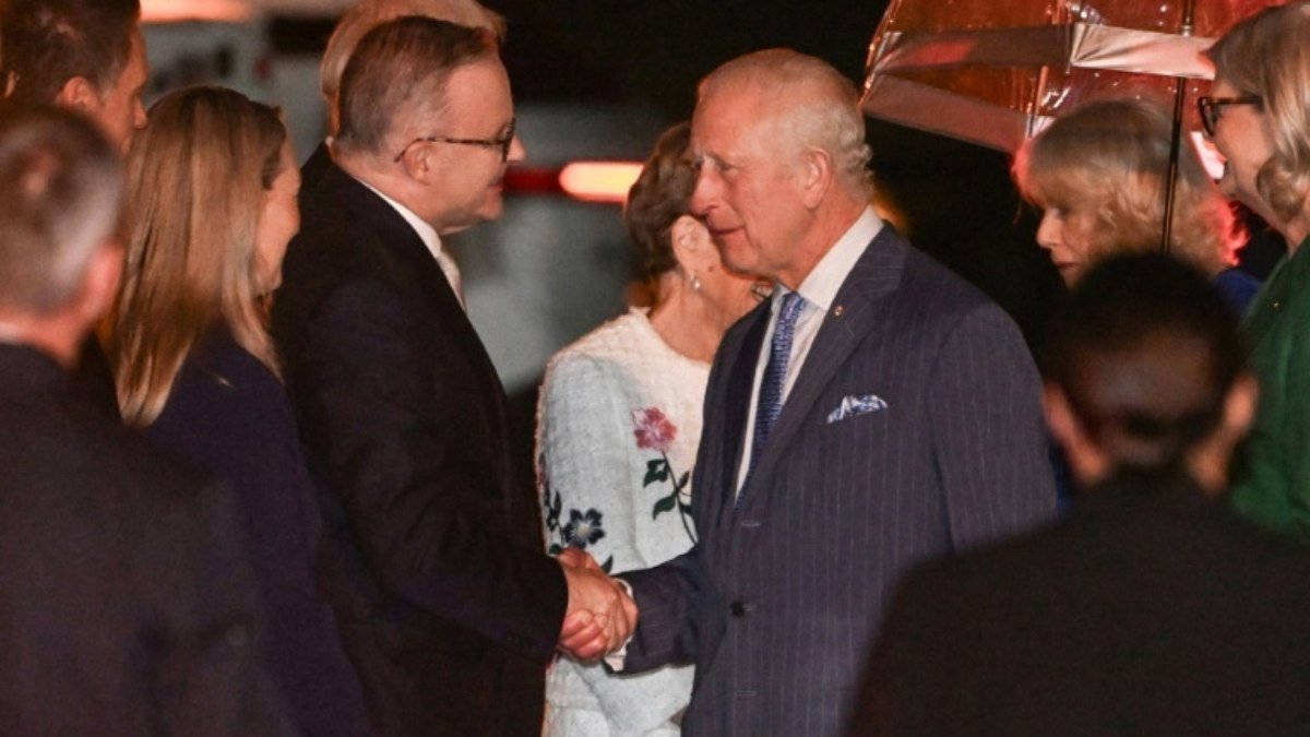 Charles III chega à Austrália em sua primeira grande viagem após o câncer
