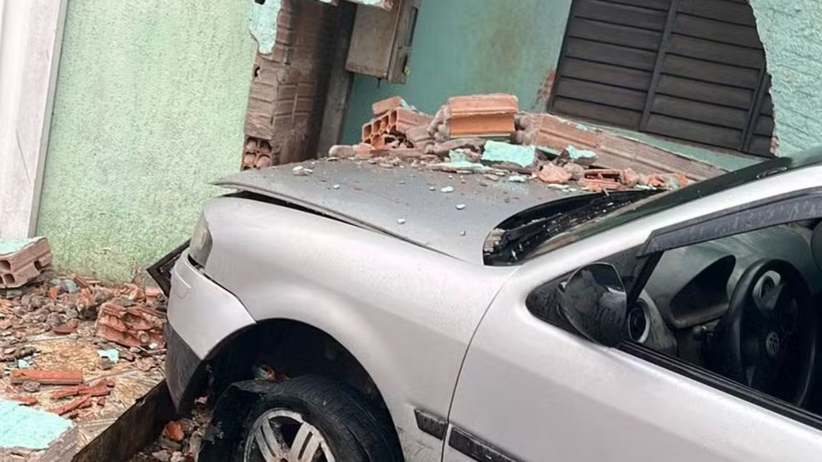 Motorista bêbado perde controle de carro, derruba muro e atropela mãe e bebê