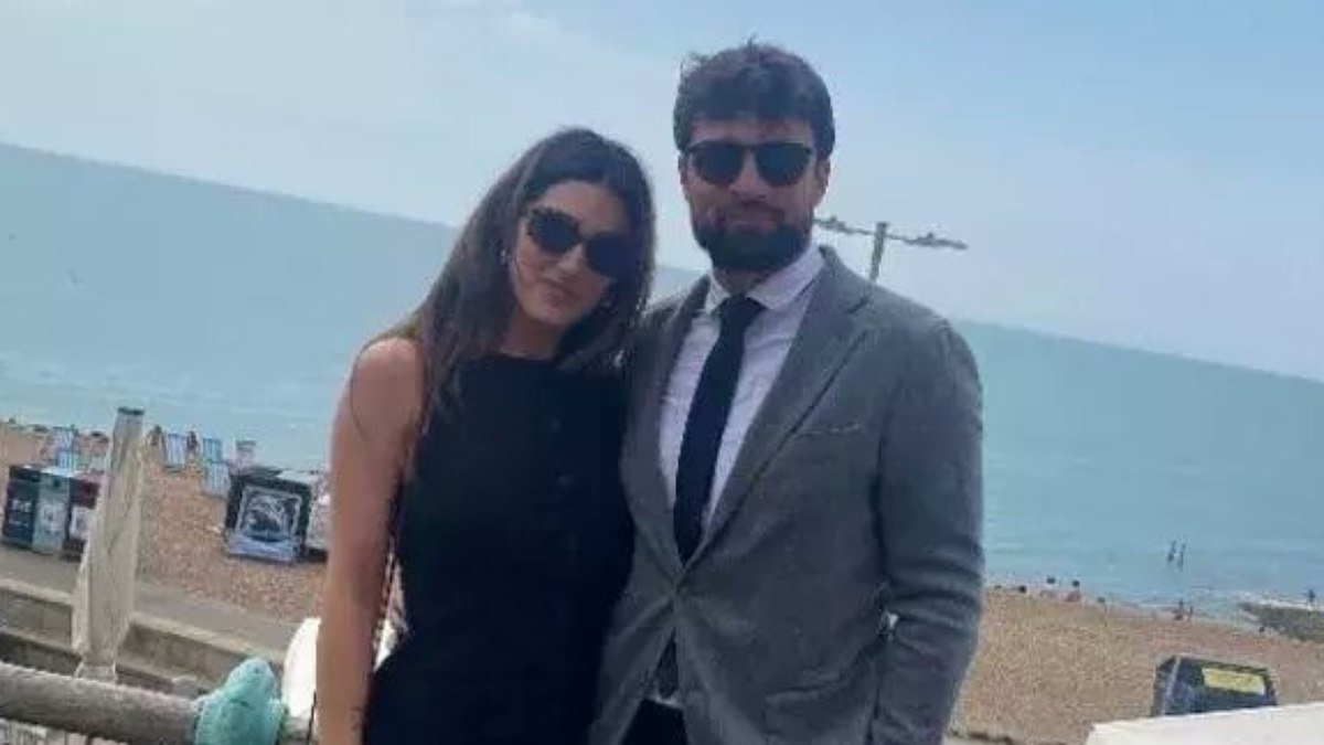 Técnico de time da Premier League vive affair com modelo de revistas masculinas