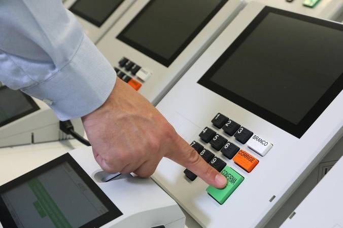 Urnas estão prontas para receber os votos de 155 milhões de eleitores neste domingo (6)