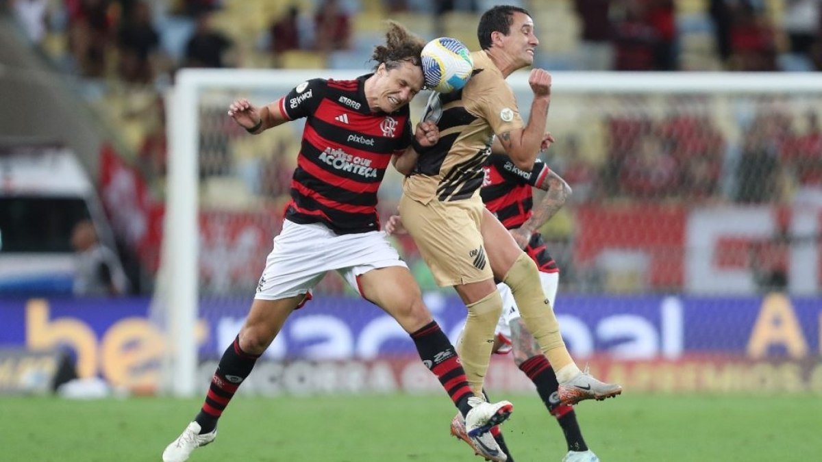Flamengo joga mal mas vence com gol no fim