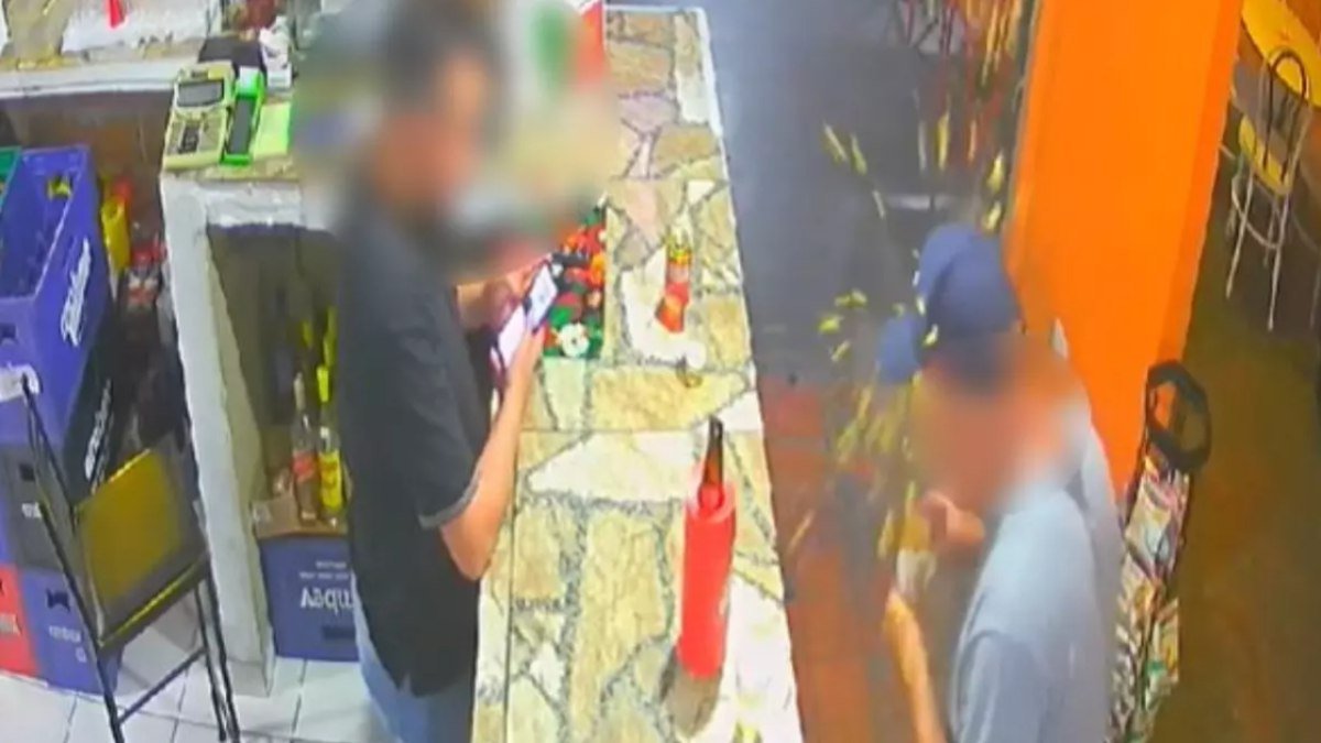 coxinha explode no rosto de homem após primeira mordida