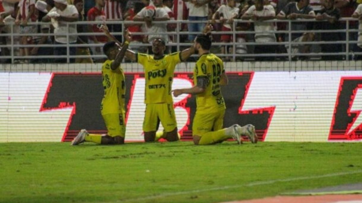 Com gol no fim, Mirassol bate CRB e se garante no G4 da Série B por mais uma rodada