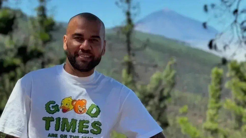 Daniel Alves posta primeira foto sete meses após sair da cadeia
