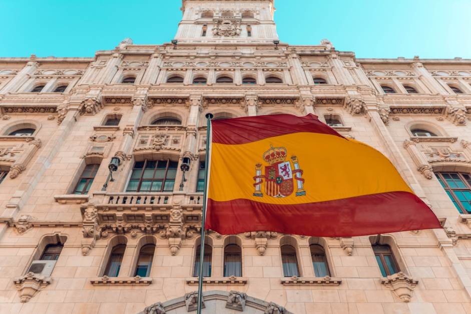 Influenciador britânico morre tentando escalar a ponte mais alta da Espanha