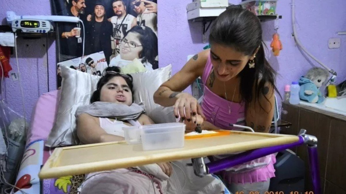 Em apagão, mãe usa bateria de carro para salvar vida da filha e relata problemas com Enel