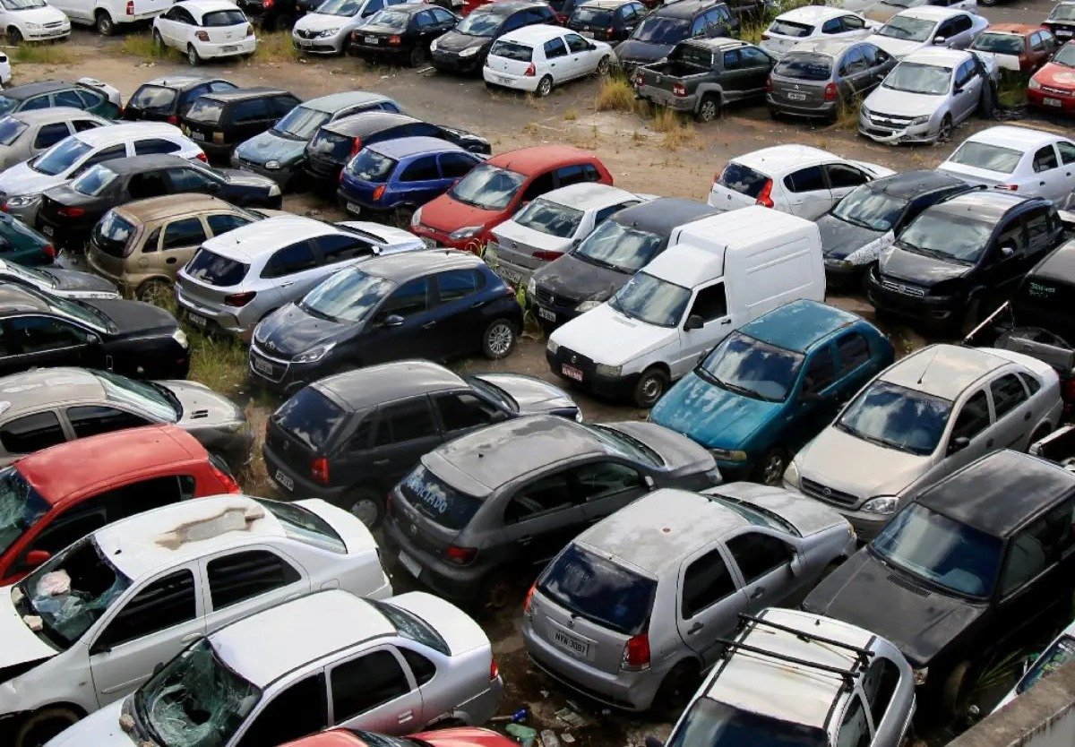Detran realiza leilão com mais de 2 mil veículos e sucatas em Goiás
