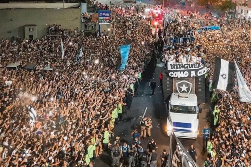 Milhares de torcedores do Botafogo vão às ruas para recepcionar os campeões da América