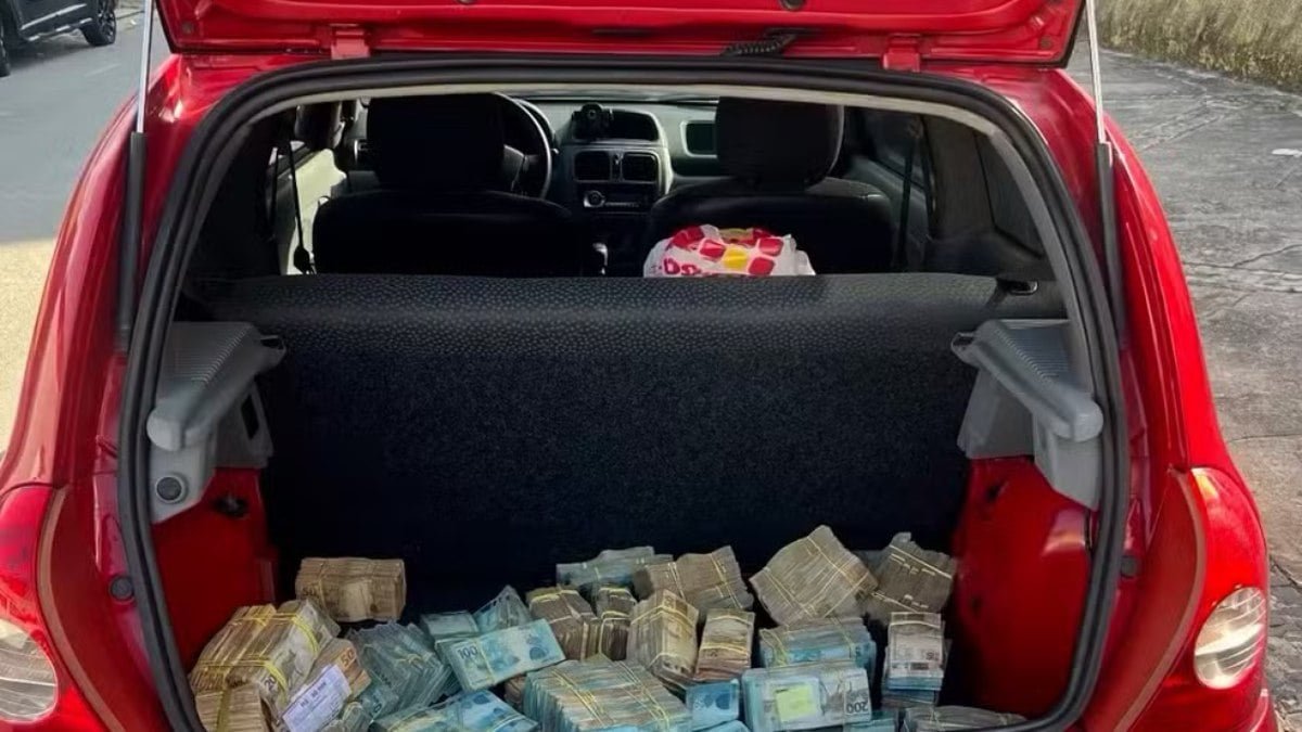 Carro é abandonado com mais de R$ 1 milhão no porta-malas
