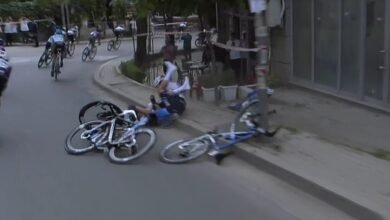 Ciclista sofre queda impressionante e deixa prova de ambulância