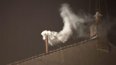 Habemus Papam! Fumaça branca indica a eleição de novo pontífice