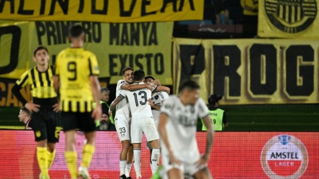 Botafogo perde para o Peñarol (3-1) mas vai à final da Libertadores-2024
