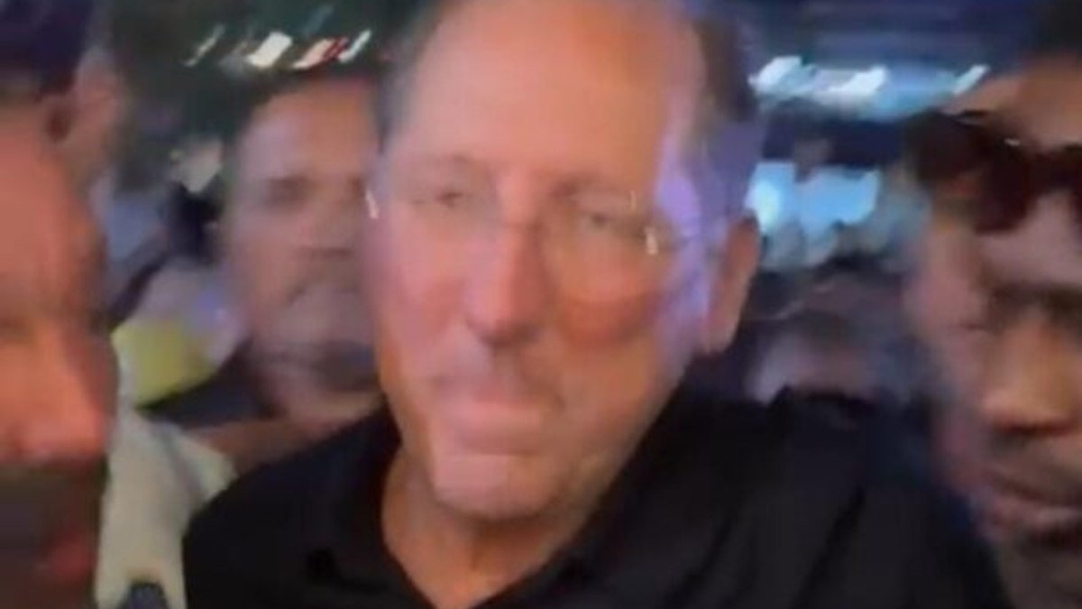 John Textor é celebrado por torcedores do Botafogo: ‘Uh papai chegou!’