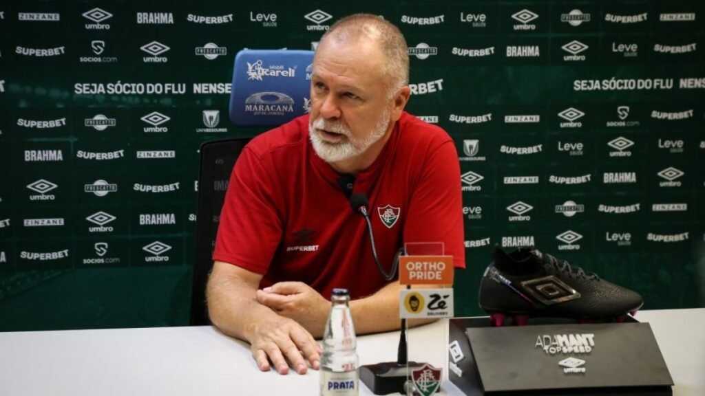Mano Menezes atribui vitória no clássico ao posicionamento, entrega e resiliência