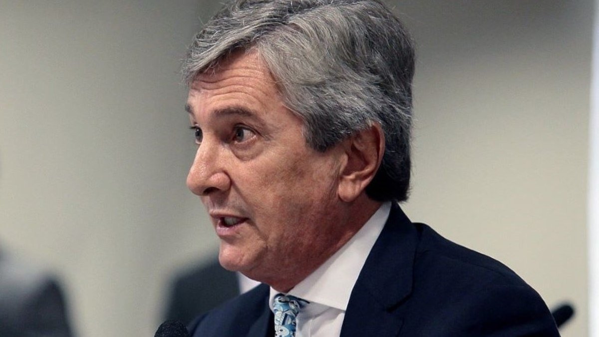 Mendonça pede votação presencial e adia conclusão de caso que levaria Collor à prisão
